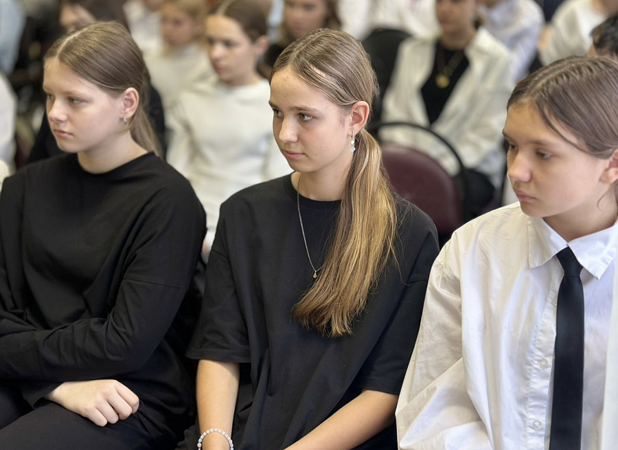 Учащиеся трёх классов задали вопросы священнику в МОУ «СОШ им. Героя России лётчика-испытателя Сергея Рыбникова» 